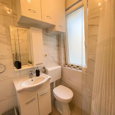 Nino Makarska-besplatan Parking * Makarska