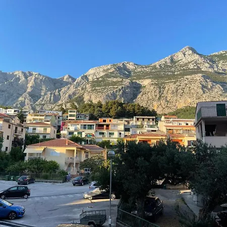 Nino Makarska-besplatan Parking Apartman Makarska