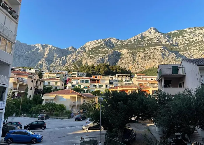 Nino Makarska-besplatan Parking Апартаменти Макарська