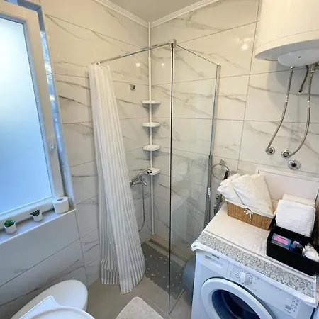 Nino Makarska-besplatan Parking Apartment *