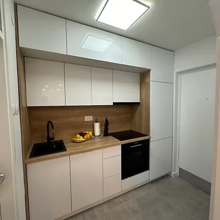 Nino Makarska-besplatan Parking Apartment Makarska