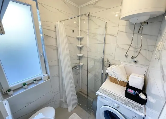 Nino Makarska-besplatan Parking Apartman *