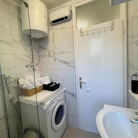 Nino Makarska-besplatan Parking Διαμέρισμα