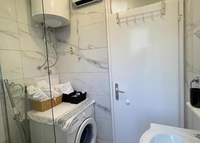 Nino Makarska-besplatan Parking Apartmán