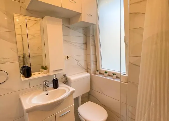 Nino Makarska-besplatan Parking * Makarská