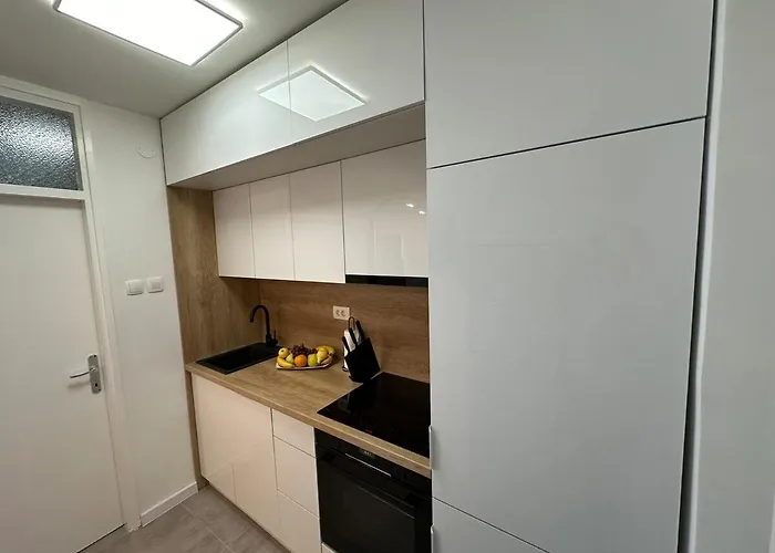 Nino Makarska-besplatan Parking Makarská